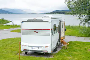 Topcamp Havblikk - Helgeland - Standplatz mit Blick auf das Wasser