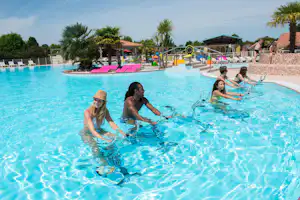 Siblu Camping La Réserve Haven-Leisure, La Réserve - Aquafitness im Freibad des Campingplatzes