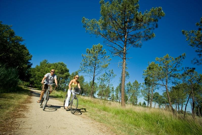 Siblu Camping La Réserve  Haven-Leisure, La Réserve - Camper fahren Fahrrad in der Umgebung des Campingplatzes