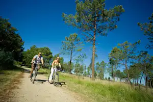 Siblu Camping La Réserve Haven-Leisure, La Réserve - Camper fahren Fahrrad in der Umgebung des Campingplatzes