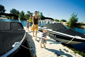 Siblu Camping La Réserve Haven-Leisure, La Réserve - Familie auf dem Bootssteg am Wasser