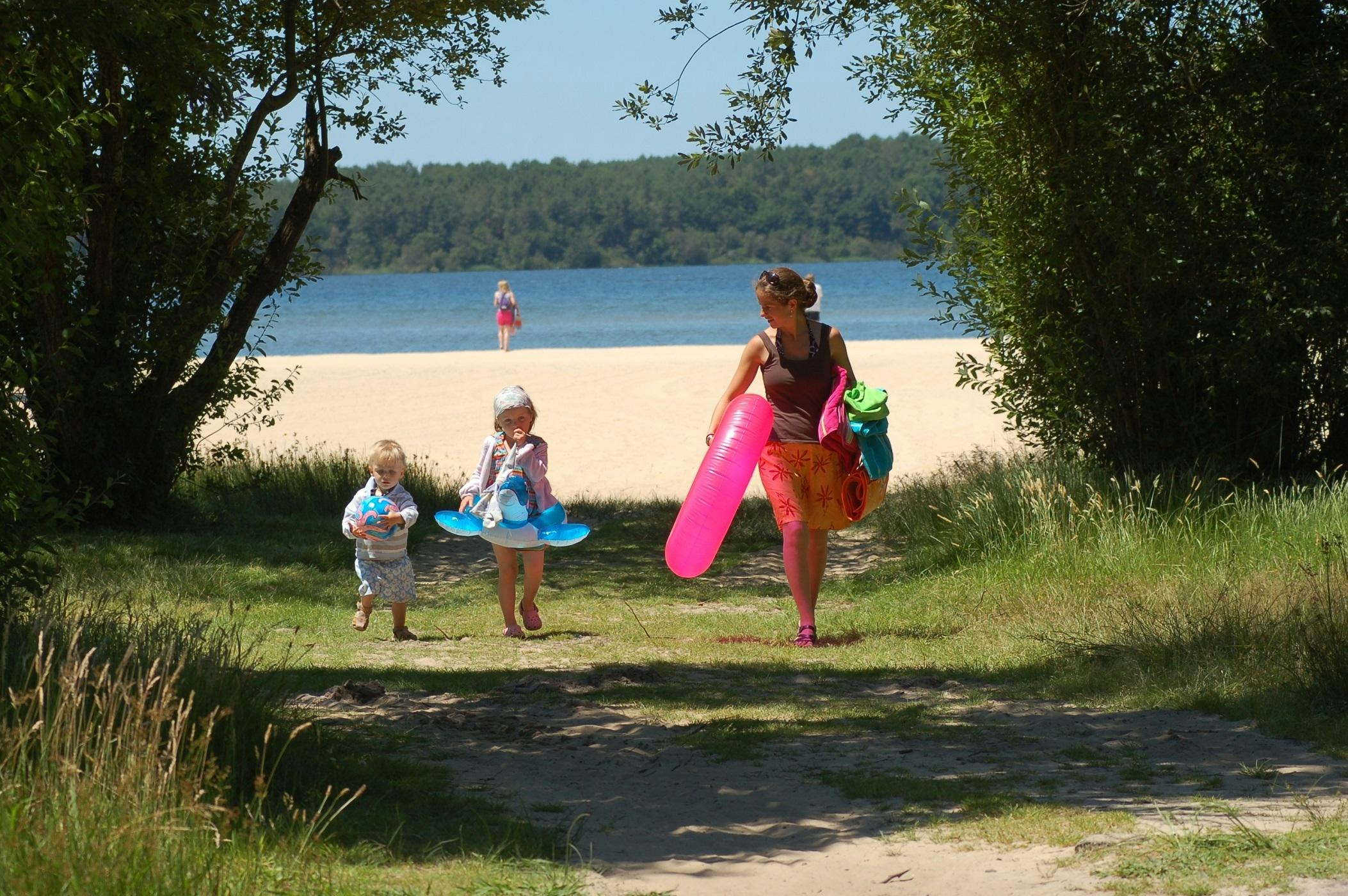 Siblu Camping La Réserve  Haven-Leisure, La Réserve - Mutter mit Kind kommt vom Strand