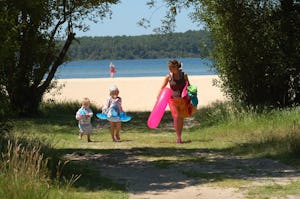 Siblu Camping La Réserve Haven-Leisure, La Réserve - Mutter mit Kind kommt vom Strand