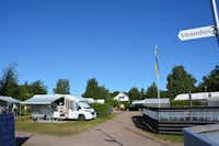 Haverdals Camping - Campingplatz mit Standplatz auf grüner Wiese von Hecken getrennt