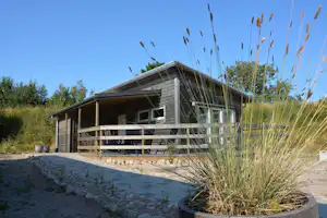 Haverdals Camping - Mietunterkunft mit überdachter Terrasse