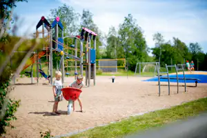 Haverdals Camping - Spielplatz mit Volleyballfeld