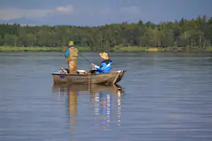 Hedesunda Camping - Camper beim Angeln auf dem See am Campingplatz