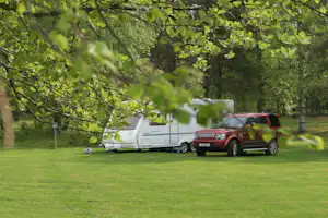 Hedesunda Camping - Stellplatz vom Campingplatz auf grüner Wiese