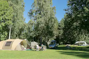 Hedesunda Camping - Stellplatz vom Campingplatz zwischen Bäumen