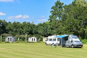 Heidepark VeluwschKarakter - Standplätze auf der Wiese auf dem Campingplatz