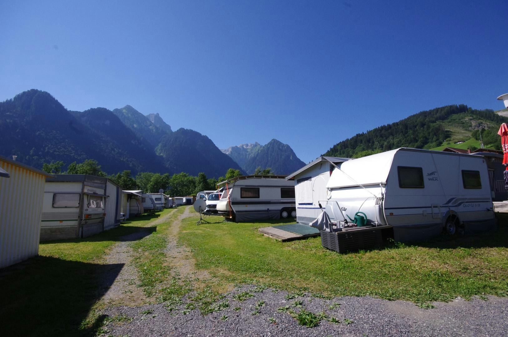Heidis Camping - Blick auf die Standplätze auf der Wiese