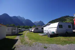 Heidis Camping - Blick auf die Standplätze auf der Wiese
