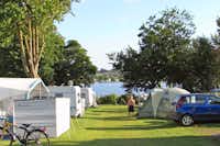 Hejlsminde Strand Camping  -  Wohnwagen- und Zeltstellplatz auf grüner Wiese mit Blick auf das Meer