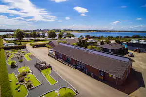 Hejlsminde Strand Camping - Luftaufnahme des Campingplatzes mit Servicegebäude und Minigolfanlage