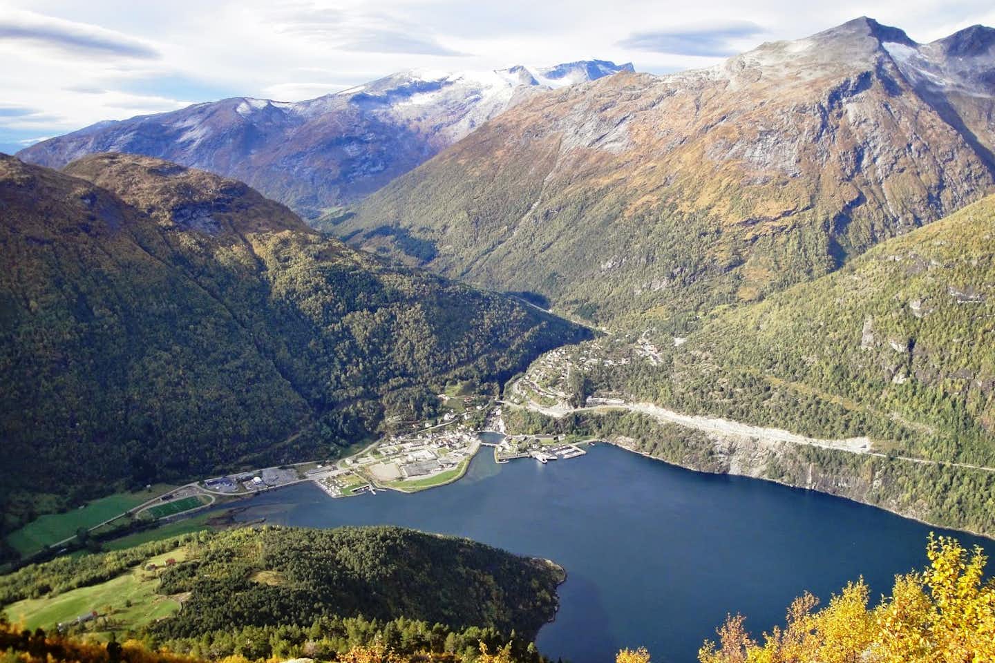 Hellesylt Camping  -  Campingplatz am Fjord und umgeben von Bergen aus der Vogelperspektive