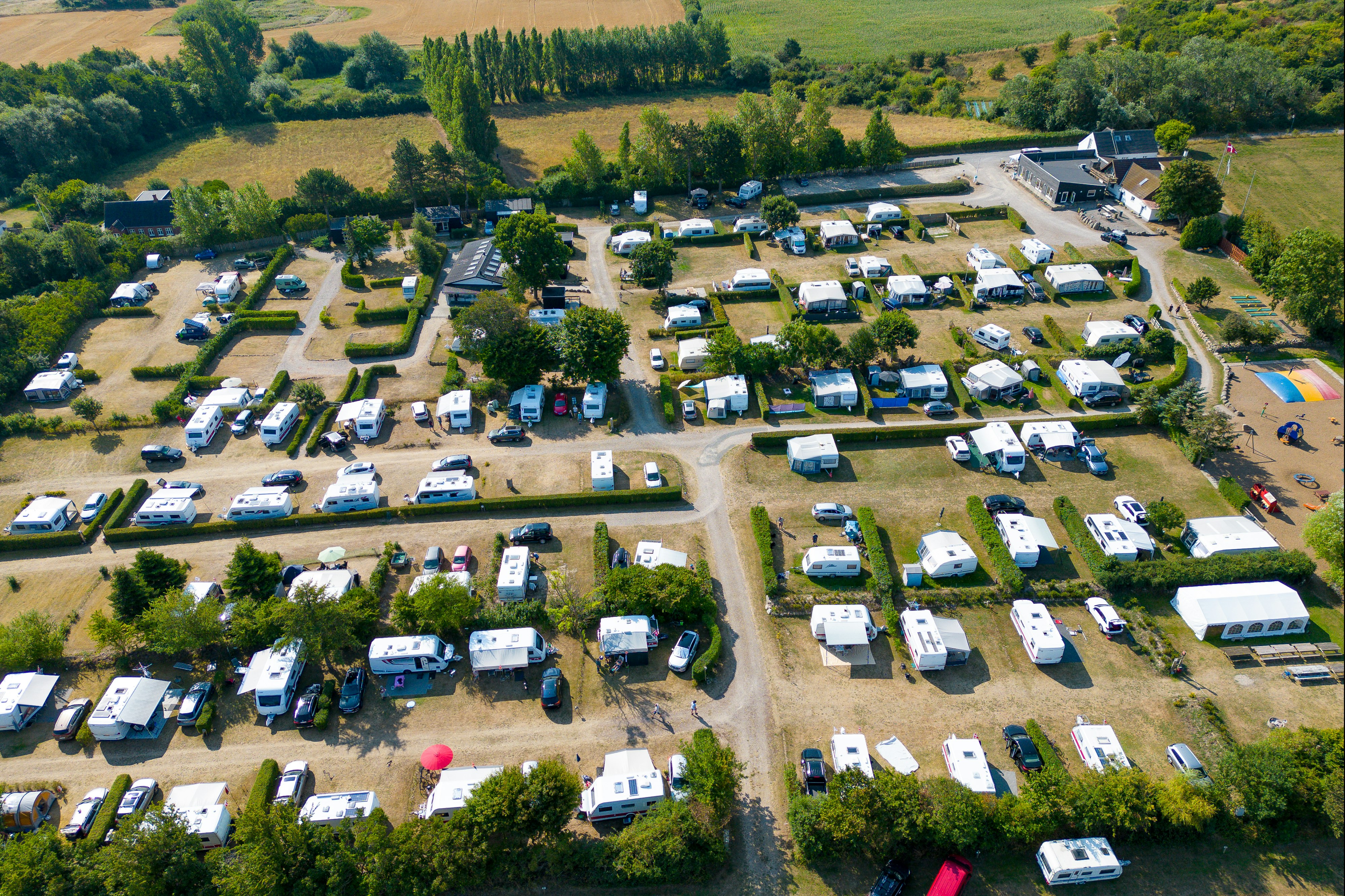 Helnæs Camping - Blick auf die Standplätz von oben 