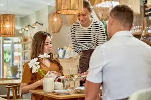 Henne Strand Resort - Camper essen im Restaurant des Campingplatzes