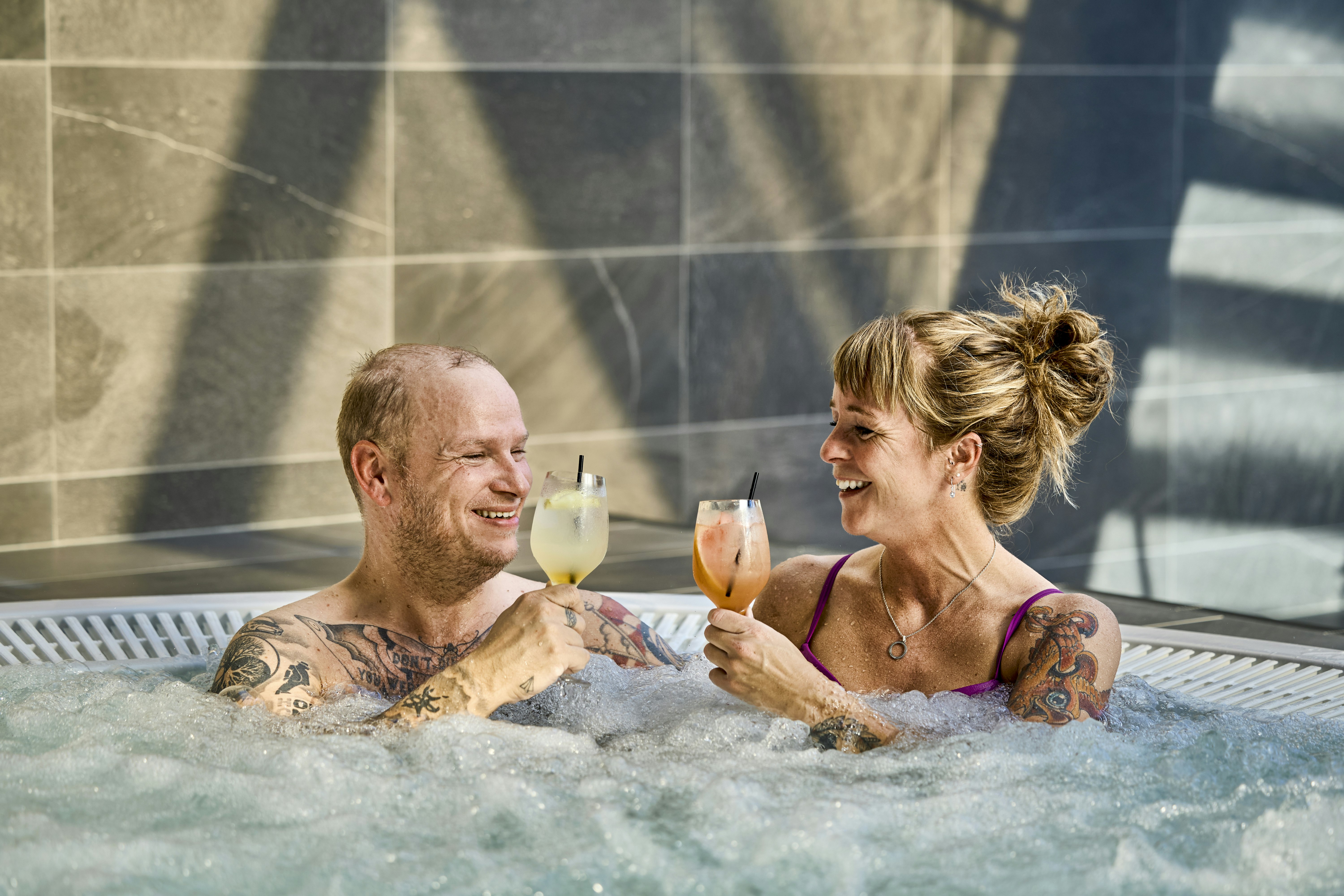 Henne Strand Resort - Camper genießen Getränke im Pool des Campingplatzes