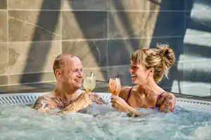 Henne Strand Resort - Camper genießen Getränke im Pool des Campingplatzes