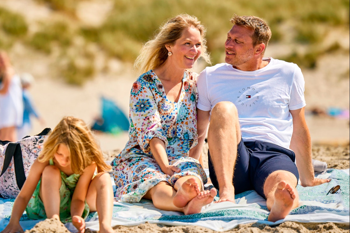 Henne Strand Resort - Camper sitzen am Sandstrand