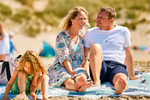 Henne Strand Resort - Camper sitzen am Sandstrand