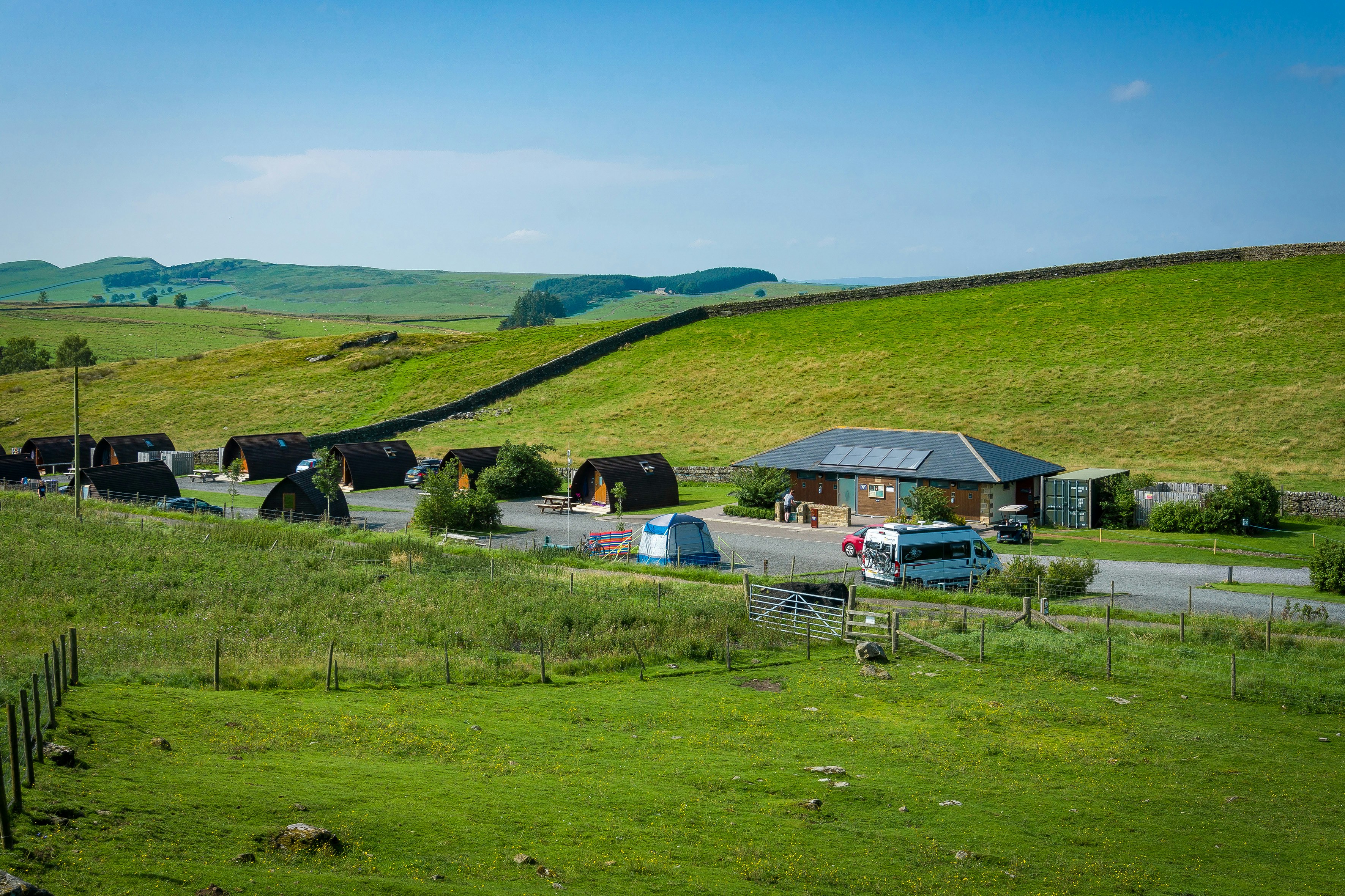 Herding Hill Farm - Blick auf den Campingplatz umgeben von grünen Hügeln