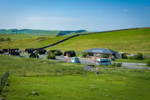 Herding Hill Farm - Blick auf den Campingplatz umgeben von grünen Hügeln