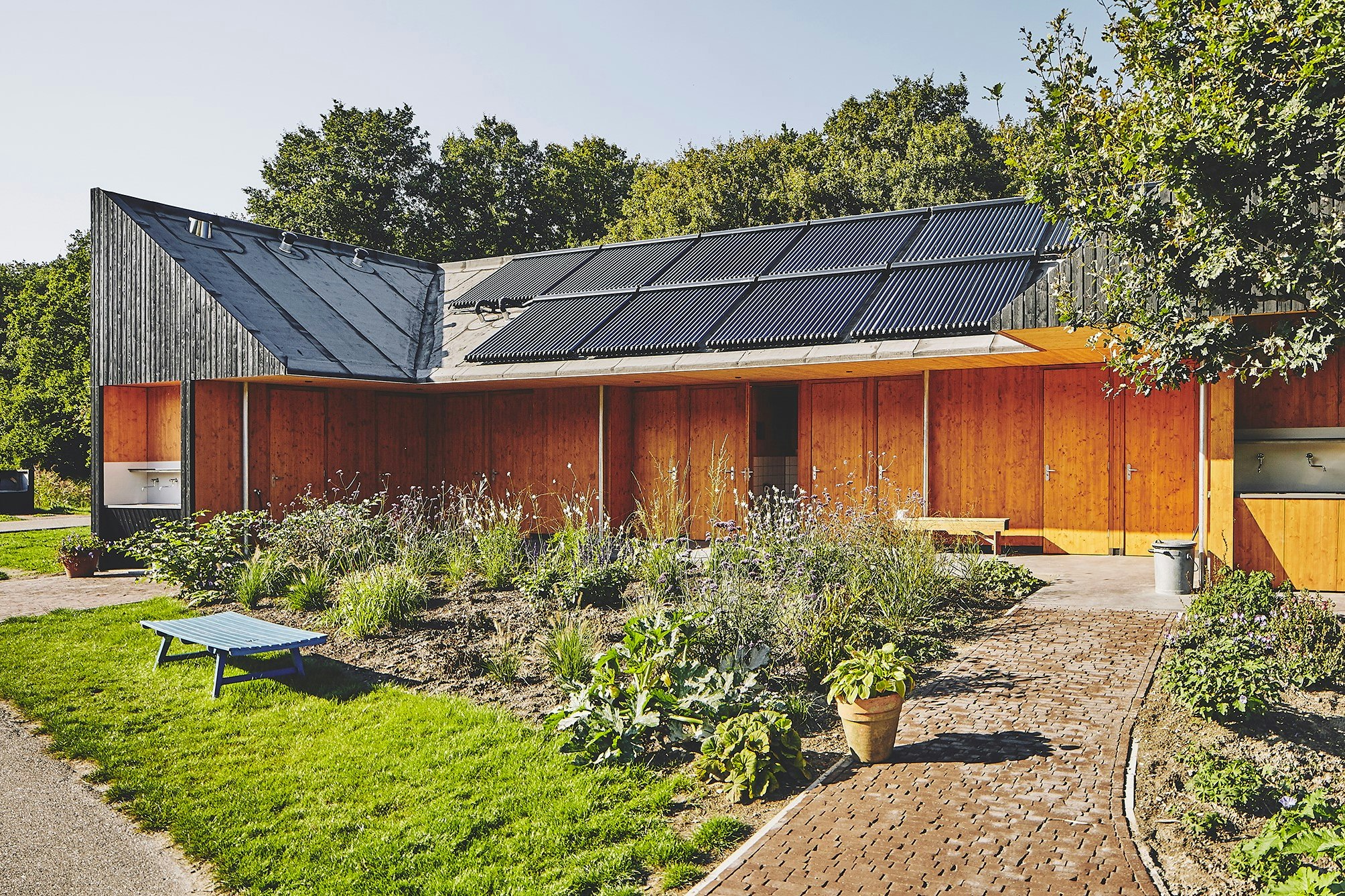 Het Bos Roept! - Außenansicht des Sanitärgebäudes auf dem Campingplatz