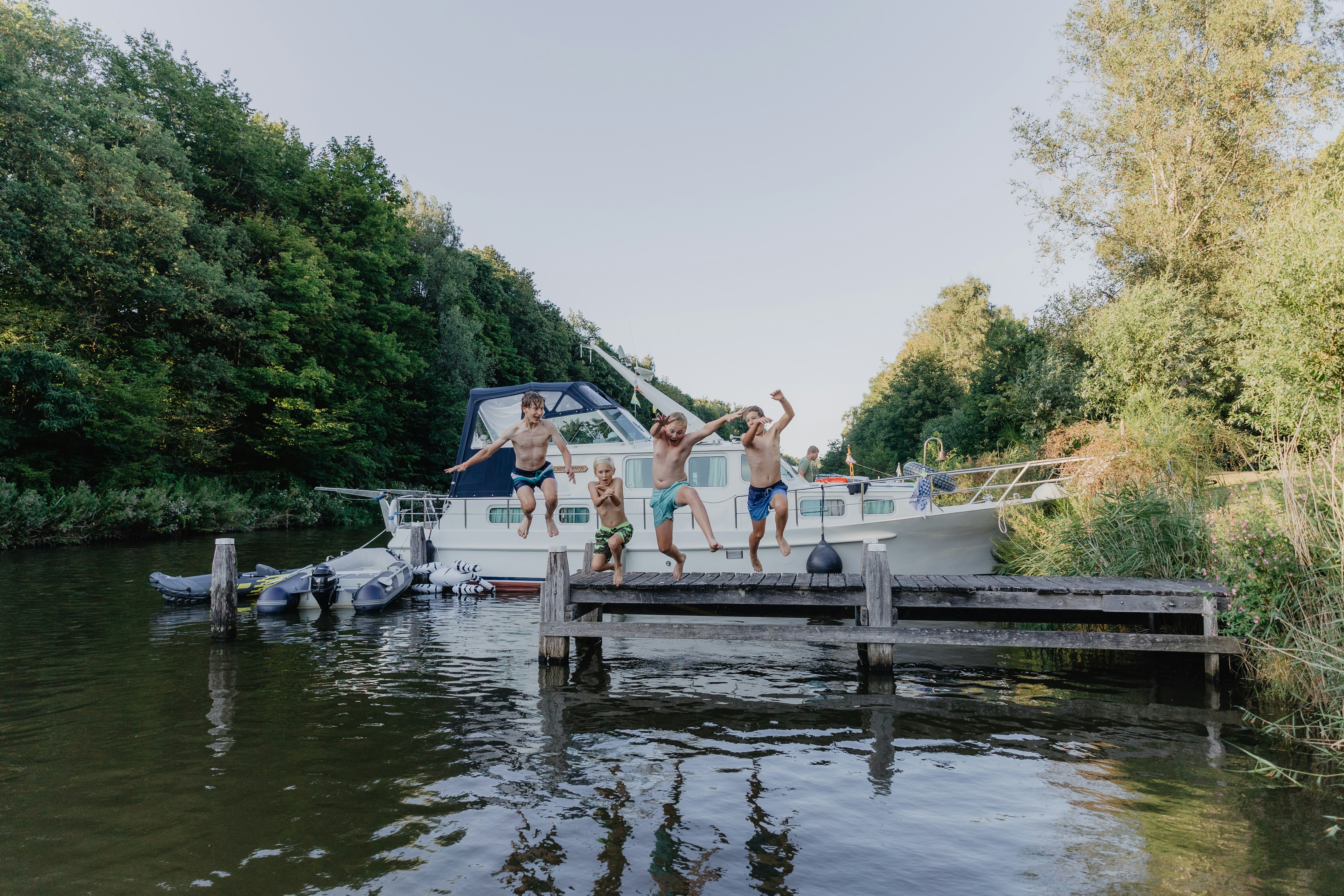 Het Bos Roept! - Badesteg mit Bootsanlegestelle