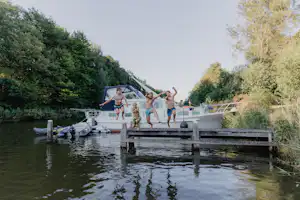 Het Bos Roept! - Badesteg mit Bootsanlegestelle