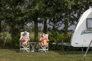 Camping De Bolderik Het Zwerversnest - Camper entspannen auf Campingstühlen auf ihrem Standplatz