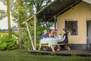 Camping De Bolderik Het Zwerversnest - Glamping-Unterkunft mit Terrasse auf dem Campingplatz