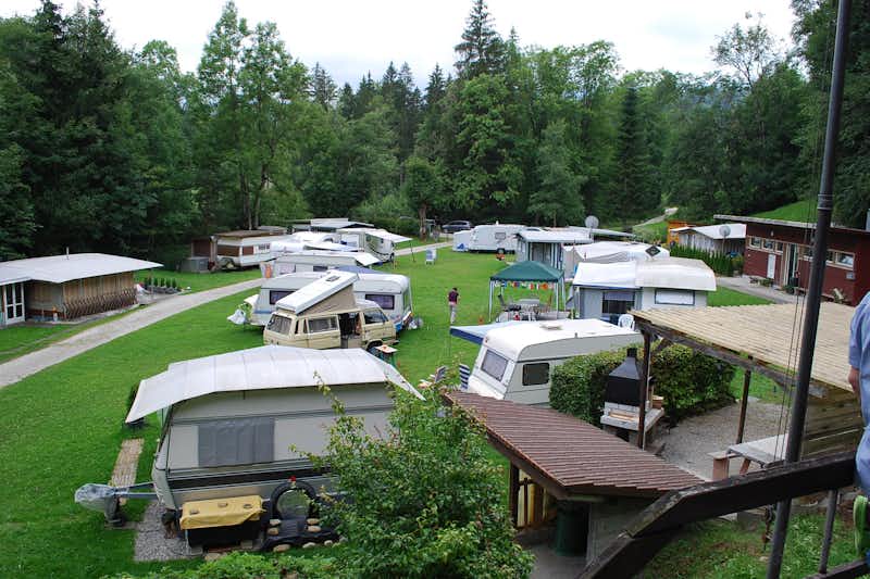 Heubach Rüschegg - Übersicht auf das gesamte Campingplatz Gelände mit Wohnmobil- und  Wohnwagenstellplätze