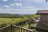 Highlands End Holiday Park -  Mobilheime mit Terrasse mit Blick auf das Meer