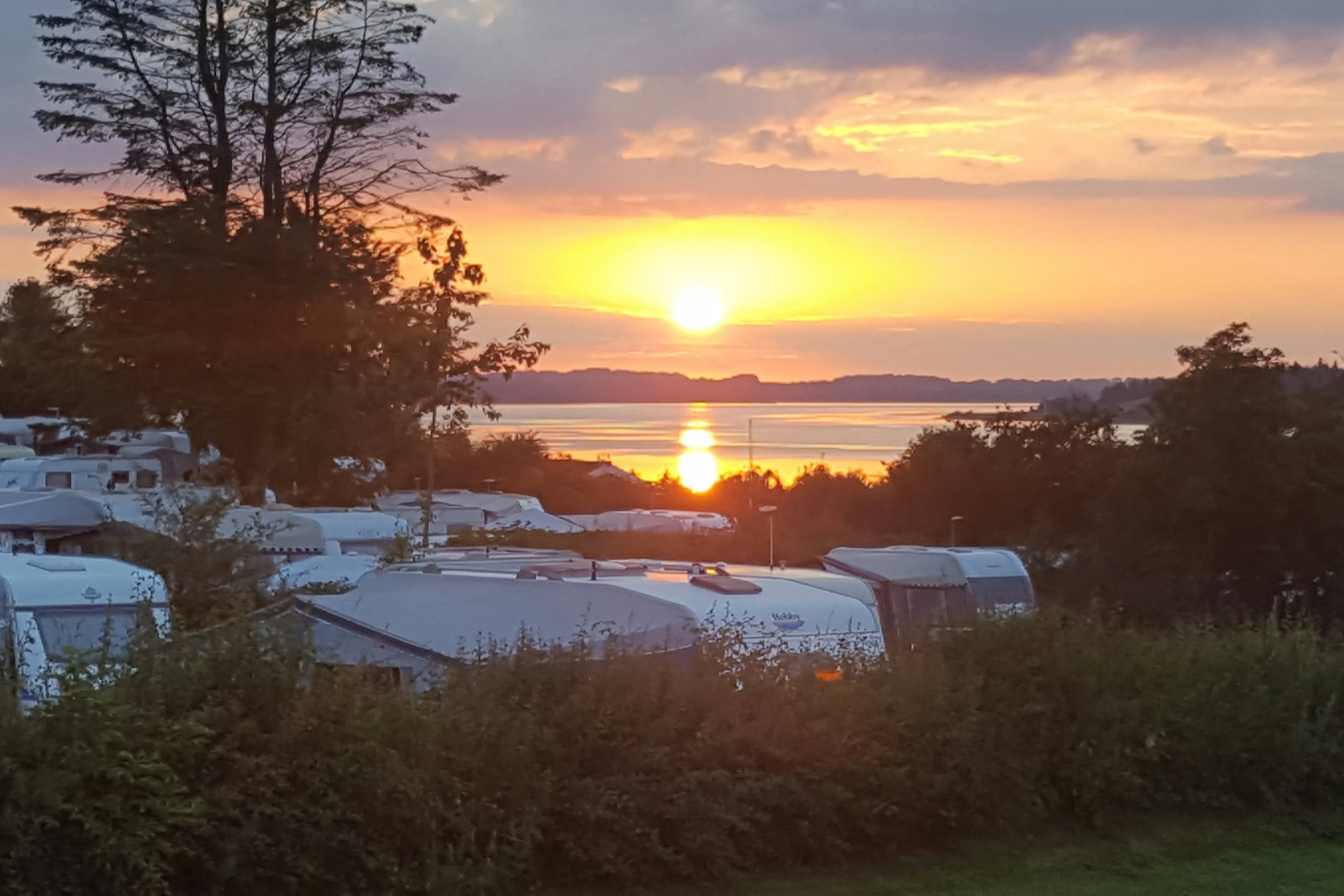 Hjarbæk Fjord Camping - Sonnenuntergang über dem Campingplatz