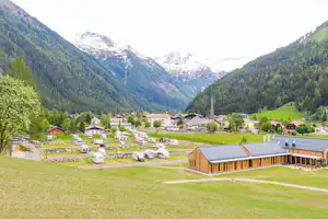 HOCHoben - Camp & Explore - Übersicht auf das gesamte Campingplatz Gelände