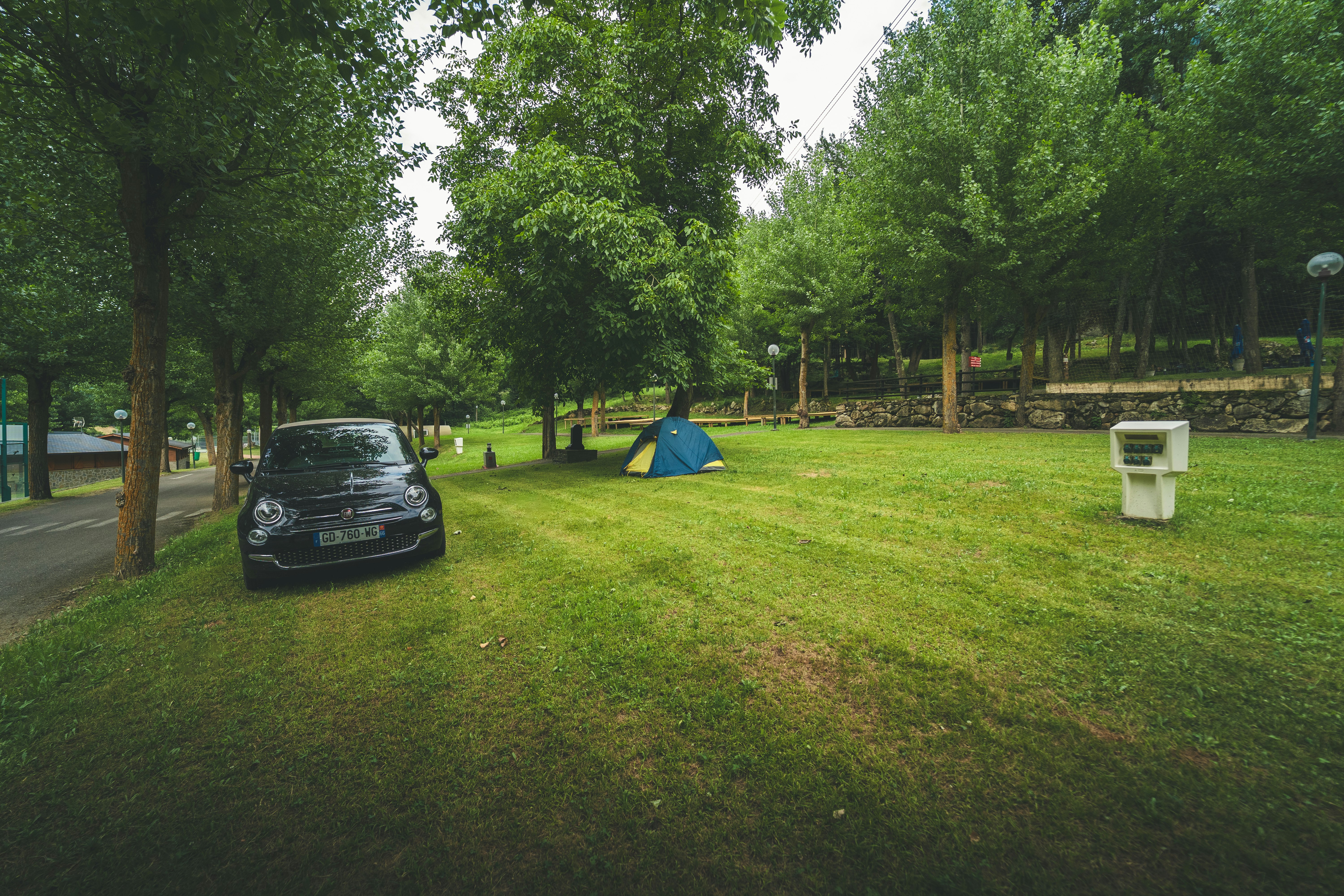 HolaCamp Arán Aventura - Blick auf die Standplätze auf der Wiese