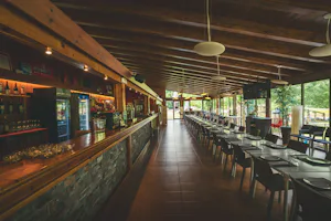 HolaCamp Arán Aventura - Innenansicht des Restaurants auf dem Campingplatz
