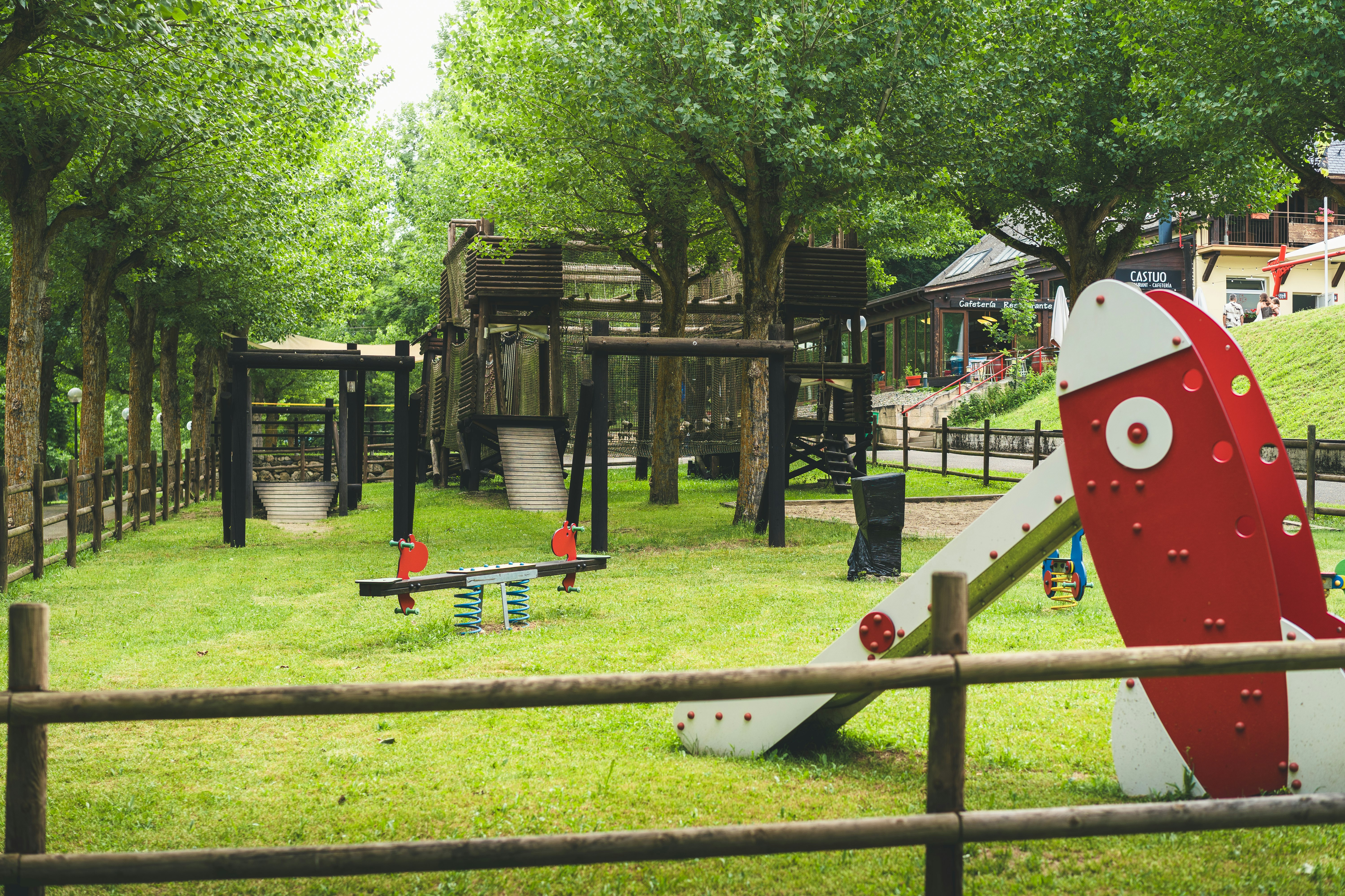 HolaCamp Arán Aventura - Kinderspielplatz des Campingplatzes