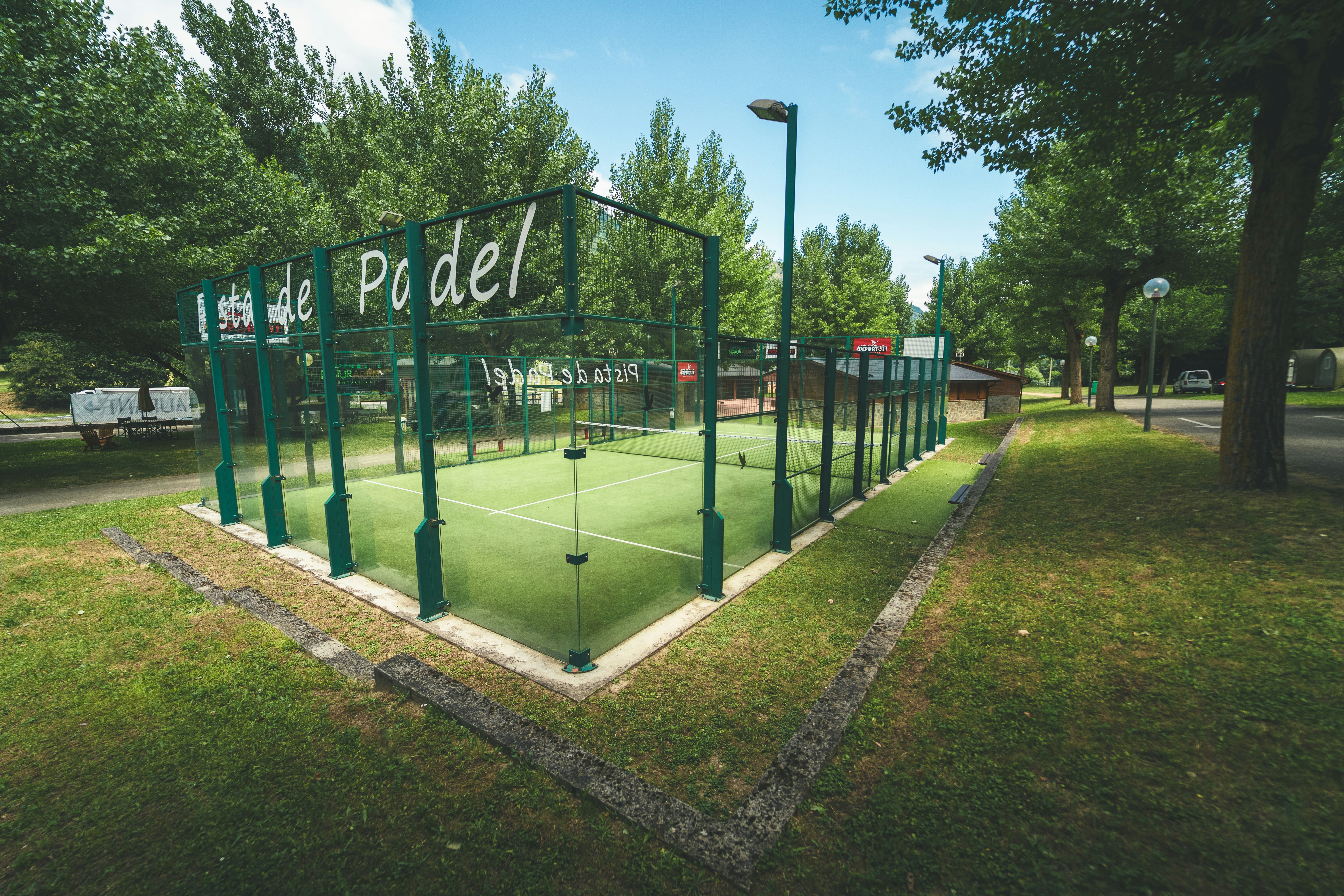 HolaCamp Arán Aventura - Padelplatz auf dem Campingplatz