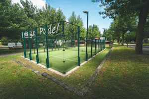 HolaCamp Arán Aventura - Padelplatz auf dem Campingplatz