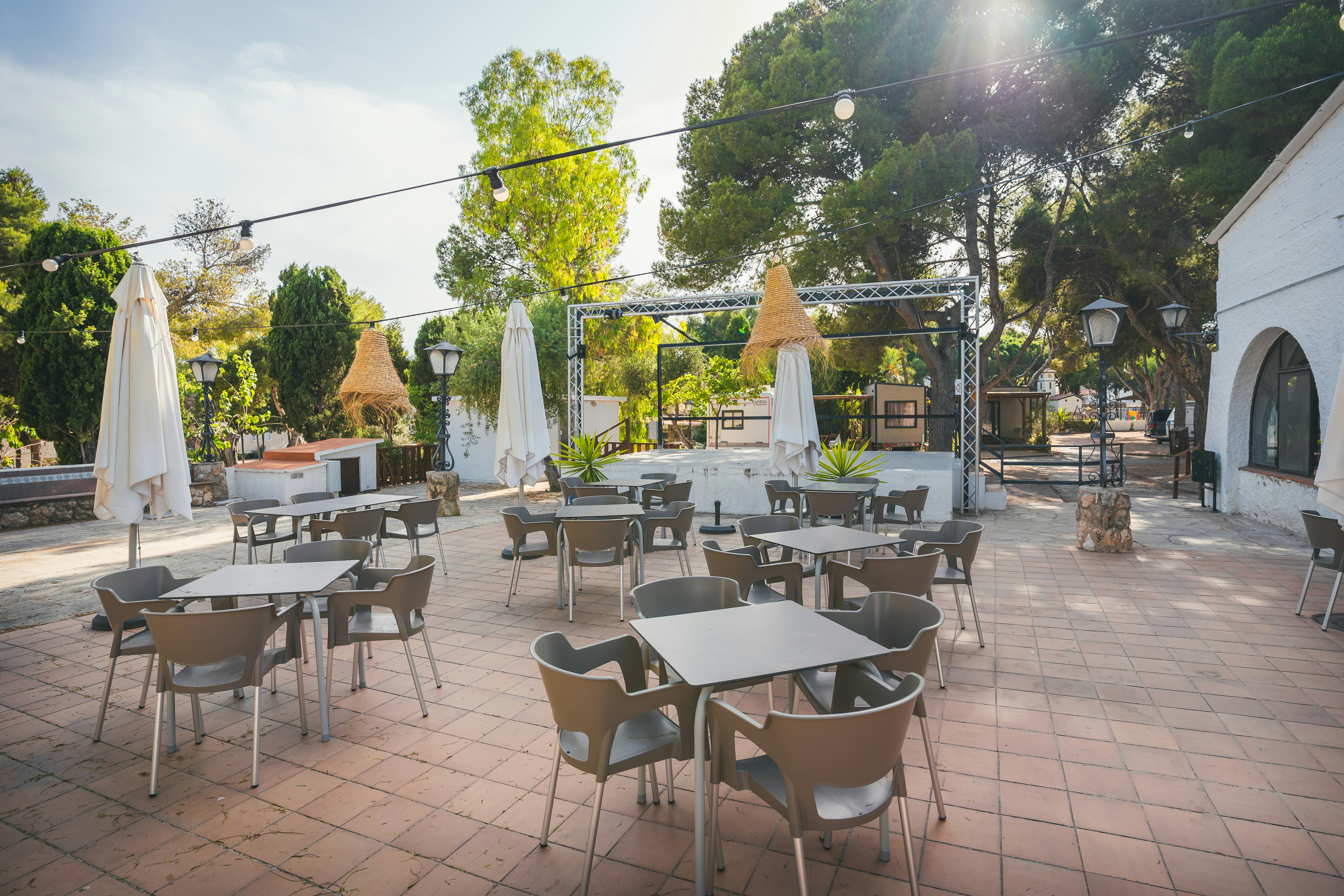 HolaCamp Sant Salvador - Blick auf die Terrasse des Restaurants auf dem Campingplatz