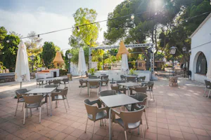 HolaCamp Sant Salvador - Blick auf die Terrasse des Restaurants auf dem Campingplatz