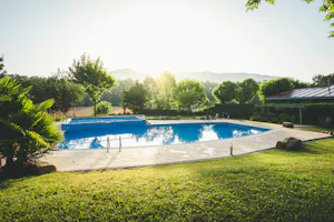 HolaCamp Vall Natura - Blick auf den Pool im Freien
