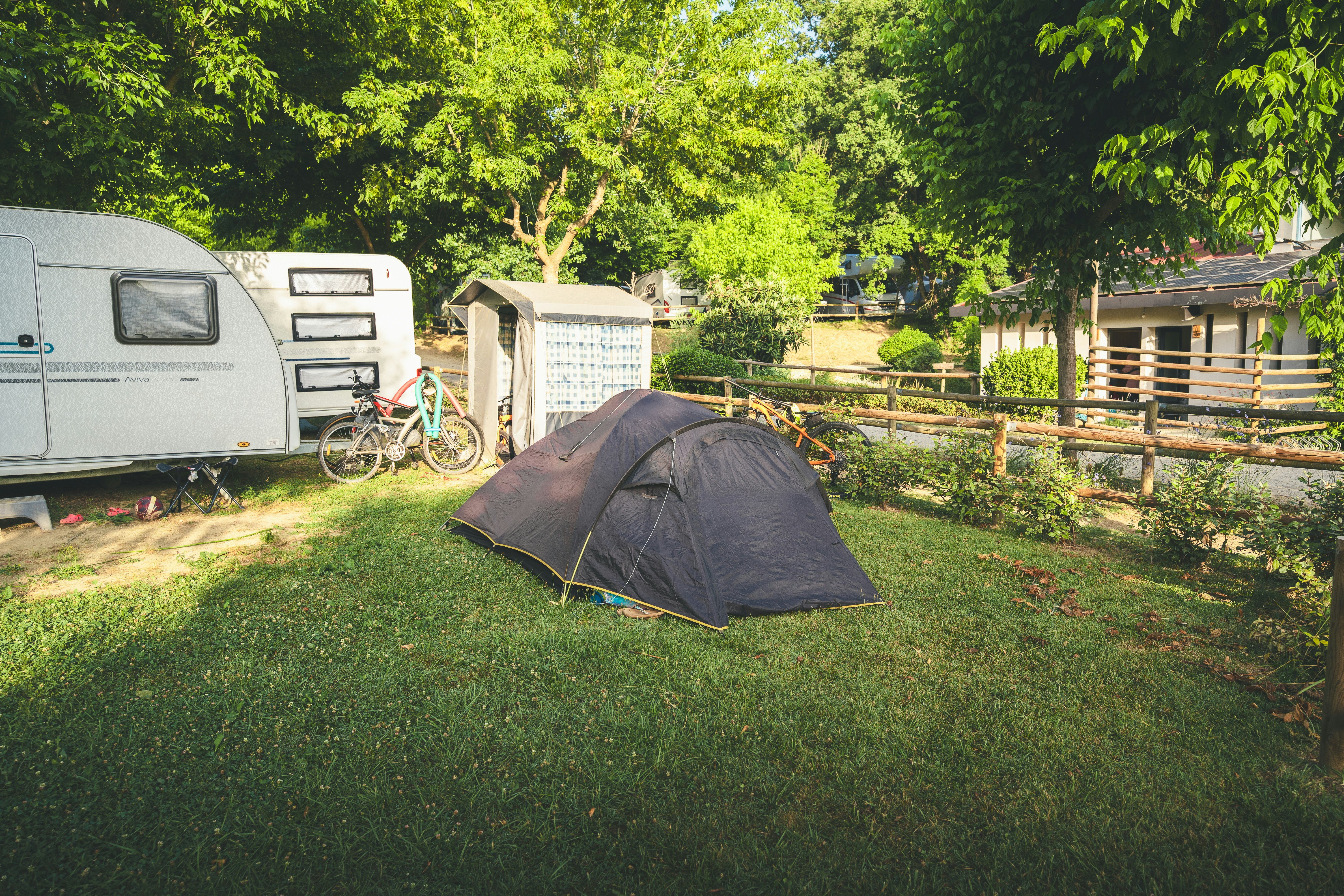 HolaCamp Vall Natura - Standplätze auf der Wiese auf dem Campingplatz