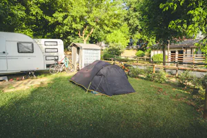 HolaCamp Vall Natura - Standplätze auf der Wiese auf dem Campingplatz
