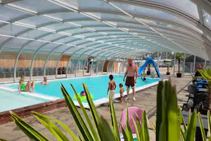Holbaek Fjord Camping & Wellness - Camper am Indoor Pool vom Campingplatz