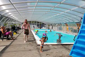 Holbaek Fjord Camping & Wellness - spielende Kinder am Indoor Pool vom Campingplatz