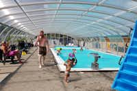 Holbaek Fjord Camping & Wellness  - spielende Kinder am Indoor Pool vom Campingplatz