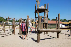 Holbaek Fjord Camping & Wellness - spielende Kinder auf dem Spielplatz vom Campingplatz